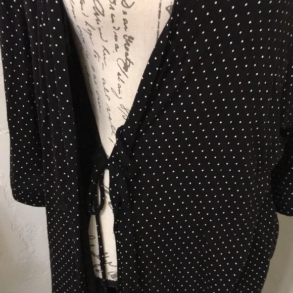 SECRET TREASURES Robe. Size Large - Picture 5 of 10